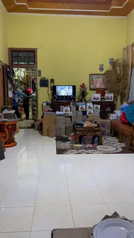 Ruang tamu pun penuh barang jualan 😅. Acara bersih-bersih rumah hanya malam takbiran, ramadhan full semua anggota rumah jadi cuan fighter @Sri Wahyuni Bj @Yudi Andrian @1999 