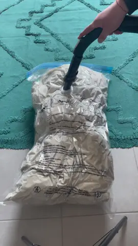 Je teste un sac pour mettre vos affaires sous vide 🛄 #essai #test #teste #sacsousvide #sac #sachet #transport #bagage #stockage #magasin #magasinaction #pourtoi 