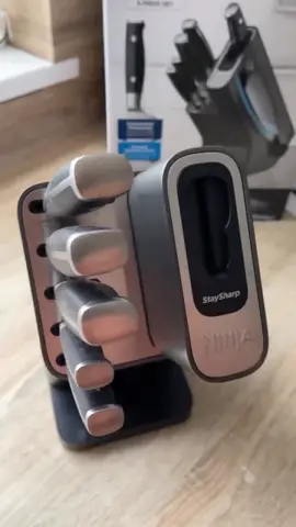 Ninja Knives are back in stock! 💥   We’re not joking around when we say these are SHARP 😅   This 5-piece collection includes an integrated knife sharpener to help keep them in premium condition for 10 years with recommended sharpening. Head to our bio to shop 👆   🎥 @the.lockdown.chef   #ninjakitchenuk #ninjafoodi #ninjaknives #backinstock #professionalknives #knifeset 