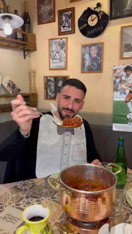 Hai mai mangiato in una vera trattoria napoletana?❤️ Tagga un amico e fagli vedere che la cucina napoletana è la più buona del mondo 🌍  #campaniafoodblog  #trattoria #trattorianapoletana #genovese #ragu #tiananapoletana #napoli #cucinanapoletana #ristorantenapoletano 