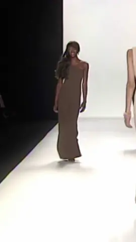 Naomi Campbell walking for Michael Kors ss2000. #michaelkors #naomicampbell #Runway #models