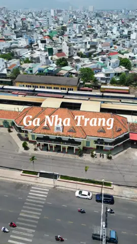 Ga Nha Trang được khánh thành ngày 2 tháng 9 năm 1936. Là nơi chứng kiến nhân dân Khánh Hòa đứng lên đấu tranh, nổ súng chống thực dân Pháp rạng sáng ngày 23 tháng 10 năm 1945. Cho đến ngày nay, ga Nha Trang vẫn còn giữ được kiến trúc độc đáo thời Pháp  Hiện đang chuẩn bị có phương án dời toàn bộ ga đến ga mới tại xã Vĩnh Trung, TP Nha Trang  #TravelVlog #dulichvietnam #nhatrang #khánhhoa79 #tiktoktravel #ganhatrang #kyniem 