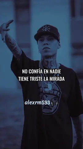 No confia en nadie tiene triste la mirada 🖤 #lirycs #SantaFeKlan #fypシ゚viral 