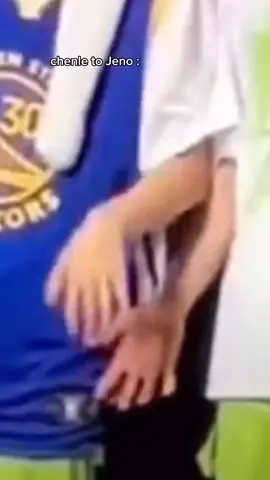 kalo megangnya kek gitu selain sama jie aneh ya le rasanya?👀 harus diingat guys, jie pengecualian ☺️, 🐶: gue lagi yang kena, kemarin ma anak sendiri, sekarang ma mantu. 🐯🐻🐰: emang lu doang? kita juga sasaran korban kali🙄 #jichen #jisung #chenle #fyp #oktriwidiawati 