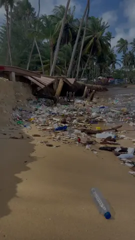 #planetearth Проблема мусора - это глобальная экологическая проблема, которая стала актуальной в наше время. В разных уголках мира можно встретить горы мусора, особенно в курортных зонах, таких как Таиланд и Доминикана. К сожалению, многие люди не понимают, как важно бережно относиться к природе. Они выбрасывают мусор на улицы, в море, на пляжи и не задумываются о последствиях своих действий. В результате этого, у нас появляются горы мусора, которые загрязняют окружающую среду и приводят к разрушению экосистем. Однако, каждый из нас может внести свой вклад в решение этой проблемы. Показывая пример своим детям и обучая их бережному потреблению, мы можем научить их, как правильно утилизировать мусор и не загрязнять окружающую среду. Более того, мы можем сами стать примером для других, прививая в себе привычку брать с собой мусорный пакет и использовать его, когда это необходимо. Ведь, часто бывает, что мусор может попасться нам на глаза в самом неожиданном месте, и в этот момент наш мусорный пакет может пригодиться. В целом, решение проблемы мусора зависит от каждого из нас. Нам необходимо изменить свое отношение к окружающей среде и начать действовать. Необходимо бережно относиться к природе, утилизировать мусор и научить этому своих детей. Только вместе мы можем сделать нашу планету чище и улучшить экологическую ситуацию в мире.