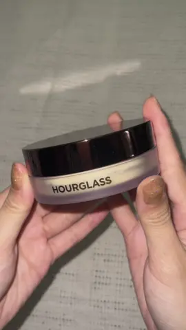 Unboxing Hourglass veil translucent setting powder #hourglass #settingpowder #highendmakeup SHOOOO AMAZING.