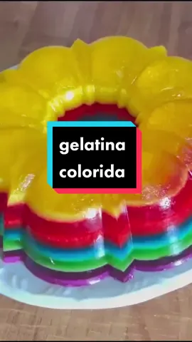 receita aqui 👇 2 pacote de gelatina de cada vários sabores a sua escolha  começa com 200 ml de água quente até dissolver e 200ml gelada mistura tudo muito bem e coloca no congelador 15 min depois o mesmo sabor da gelatina tudo de novo só que com 100ml de água quente até dissolver e depois com 100ml gelada mistura bem coloca 2 colheres de leite condensado e depois congelador novamente e começa tudo de novo com os demais sabor e repete o processo até encher a forma.🥰 #gelatina #gelatinasartisticas #gelatinamosaico #gelatinacolorida 