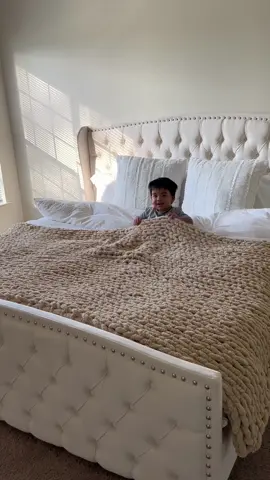 A throw blanket to tie in the room 🤩🤎🤍 #handknitblanket #handknit #handknitting #honbylobby #yarnbee #yarnbeeeternalbliss #handmade #handmadeblanket #crochet #cozyroomdecor 