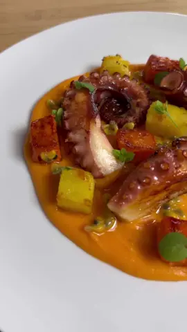 Non un semplice polpo e patate, ma una sinfonia di gusto, colori e sapori!🤩🧡 @Sebastian Fitarau #giallozafferano #ricettegz #polpoepatate #gourmet #foodtiktok #delicious 