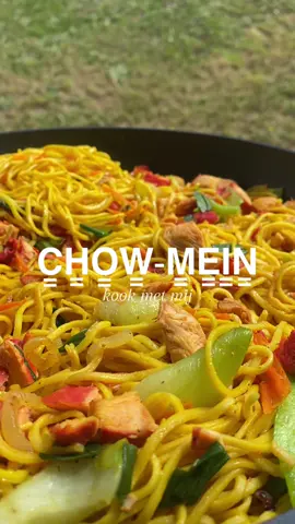CHOW-MEIN version 🇸🇷 .  Pour la Culture G :  Le chow-mein est un plat traditionnellement chinois . Il a voyager jusqu’en Amerique du Sud et a connu beaucoup de reviste . Aujourd’hui il est preparer selon les goût et les couleurs de chacun🥰🙌🏾.  Bon Dimanche 🫶🏾 #surinametiktokers #Guyane🇬🇫 #chowmeinrecipe #chowmein #pouletlaqué #legumes #aleke 