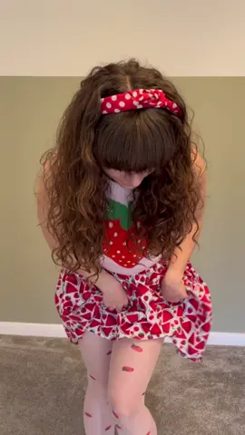 Strawberry Sunday 🍓 #OOTD #WIWT #GRWM #OutfitTiktok #Tights #WhiteTights #Strawberry #StrawberryOutfit #DopamineDressing 