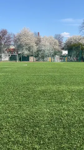 Easy trick for you ✅ #footballtiktok #fyp #footballgirl #footballtraining #training #football #practice @Train Effective @doug.gideon @Adrian Markovac @Real Madrid C.F. 