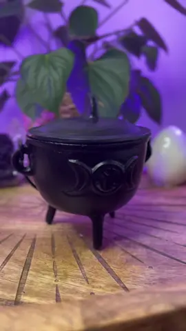 Il est disponible sur la boutique en ligne , le lien est dans ma bio 🔮 #spiritualité #spirituality #sandrine #medium #chaudron #chaudronmagique 