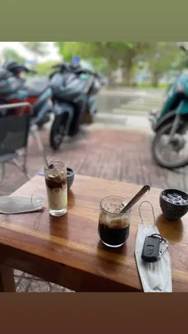“Hương thơm của cà phê làm cho tâm hồn tôi tỉnh táo và tinh thần phấn chấn.”#mộtbuổichiềuchill #quáncafeviewđẹp #videocàphêbuồn #cafevlog #sttbuồntâmtrạng #bohemcoffee #stillcoffee #mộtmìnhcũngổn #sttbuồn #caferom #lululolacoffee #chillmỗingày #buồnkhôngthểbuông #coffeemakingvideo #captionbuồn #statustâmtrạng #cànglớncàngbuồn 