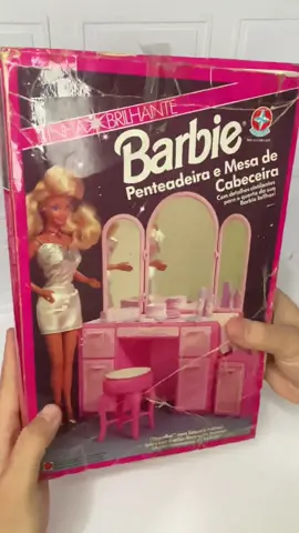 Oii Pessoal! Tem playset novo na area, hoje eu montei a “ Penteadeira e Mesa de Cabeceira da Barbie Estrela - Linha Brilhante” lançada 1994. Aproveitei e fiz um editorial recriando a foto da caixa, me segue na rede vizinha e acompanhe minhas novidades 💖 @tucadolls. @Penelopy Jean obrigado pelos perfumes combinou super na minha penteadeira! #barbie #barbiegirl #barbiecore #barbiemovies #anittanu #anitta❤️ #anitta #anittaversionsofme #tucadolls #barbieestrela #brinquedosestrela 