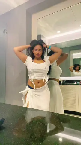 Do I make you wanna soeak Spanish?🤪🫣 #hipsdontlie #shakira #bellydance #belly 