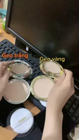 𝐏𝐇𝐀̂́𝐍 𝐏𝐇𝐔̉  𝐆𝐄𝐎 𝐒𝐄𝐌𝐏𝐑𝐄 𝐇𝐀𝐏𝐏𝐘 & 𝐏𝐋𝐄𝐀𝐒𝐄 𝐏𝐀𝐂𝐓 𝐓𝐑𝐀̆́𝐍𝐆🤔 ✔Loại da: 🌺 Phấn Geo Trắng Happy & Please Pact : Phù hợp với da quá nhiều dầu, vì sản phẩm kiềm dầu cực tốt 🌺 Phấn Geo vàngLamy Catalina Golden Pact: Phù hợp với mọi loại da, từ da khô đến da dầu, sản phẩm kiềm dầu cũng khá tốt & không hề gây mốc trên da