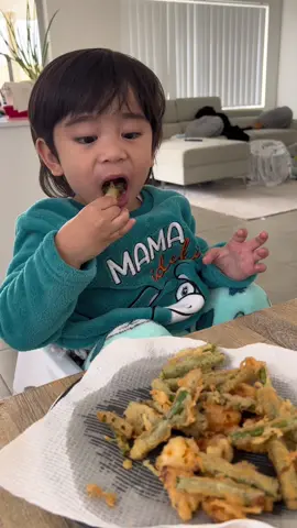 Crunchy vegetable tempura 🫶🏼 Pano mapapakain ng gulay ang anak mo? #healthyfood #foodfortoddlers #vegetablerecipe #jujufam #familyvlog 