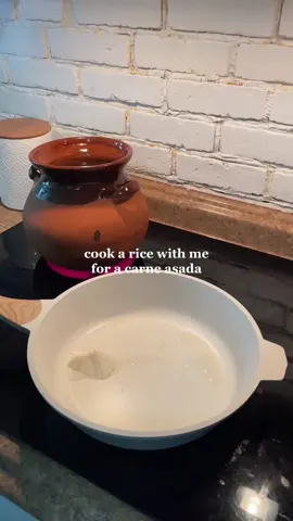 mexican red rice, got so many compliments for it, the key to a fluffy rice is low to medium heat, enough water & not to move it alot 😌 #mexicanredrice #arrozrojo #arrozmexicano #cookwithme #carneasada #carneasadayarroz #cocinaconmigo #genzcooking #EasyRecipes #mexicanrecipes #latinacooking  #latinacontentcreator #latinacommunity 