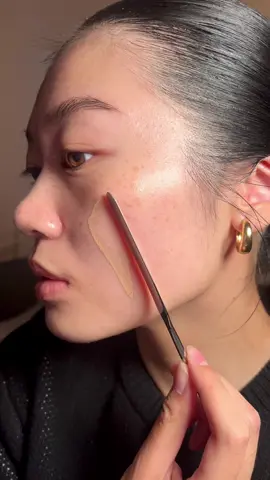 Trying the foundation spatula tool ✨ I needed to try it because it looks so satisfying and I feel like it’ll spread your foundation sooo evenly ⠀ I haven’t stopped using it since I got it so I’d say it’s worth it! It’s also really satisfying to use.  Only downside is that you need to clean it after every use ⠀ Product details: - Piccasso makeup spatula - Fenty Beauty eaze drop blurring skin tint #makeupspatula #koreanmakeup #skintint #skincareblogger #skinfluencer