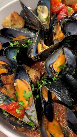 Cozze alla Tarantina Ingredienti per 4 persone 2 kg di cozze 500 g di pomodorini in scatola 3-4 spicchi d'aglio 1 bicchiere di vino bianco secco 4-5 cucchiai di olio evo 1 ciuffo di prezzemolo fresco Pane q.b. Peperoncino q.b. #carlogaiano #cozze #taranto 