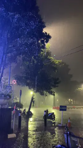 lagu sama hujan nya bikin galau 