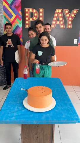 Comendo bolo no jogo da garrafa! #brincadeiras #desafios #jogos #desafio #desafiotiktok 