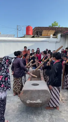 Abdi Dalem Keparak membunyikan #GejogLesung tanda #NumplakWajik, prosesi awal Gunungan Estri dalam Hajad Dalem #Garebeg dimulai. Prosesi ini sendiri berlangsung tiga hari sebelum Garebeg dan digelar di Panti Pareden Kilen Keraton Jogja #KratonJogja