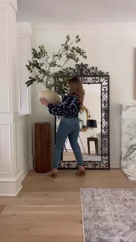 Living room corner styling! 🖤 Links can be found in my @shop.ltk shop! #livingroomdecor #interiorstyling #decoratingideas #decor #ltkhome 