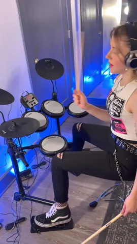 Can you guess what song I’m playing at the end of this video? If you’re looking to start drumming, I definitely recommend this very affordable kit that’s under $300 and comes with everything ( throne, drumsticks, headphones, drum kit) that you need to get started on your drumming journey ✌️ Link is in my bio ✨#donnermusic #ded80 #drummer #fyp #foryou 