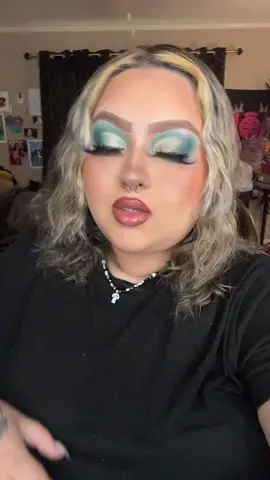 I can do it both ways 🤍🖤