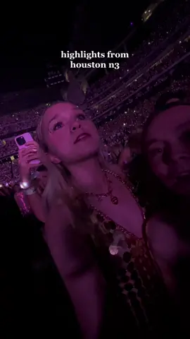 WE LOVE YOU TAYLOR!!!!! #taylorswift #swifttok #houstontstheerastour #erastour 