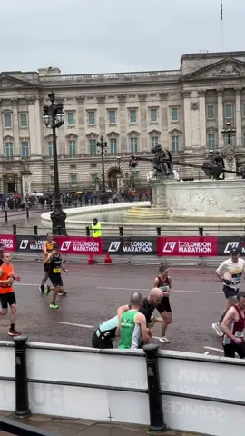 Fellow runners help runner to the finishing line #londonmarathon #buckinghampalace #london 