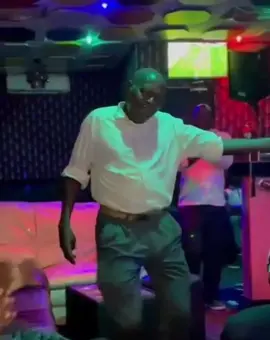 Il gere le daron #danse #coupedecale #papi #retraite #vieux #fyp #humour #dance #pourtoi #viral #tiktokantillais #zouk