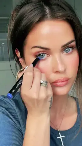 Long lasting eyeshadow 