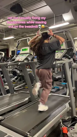 LOL risky move💀 #gymfunny #fitnesshumor #fitnessgirl 