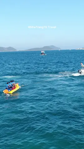 Chơi phao chuối cực đã tại Bãi Tranh Nha Trang