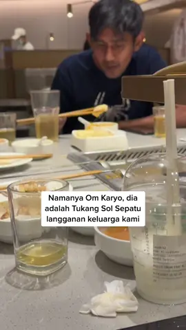 Pas kami sekeluarga sampe kaget banget ada om Karyo di depan gerbang tp lebih kaget lg pas tau rumah engga di Tutup. Aku gatau gimana nasib nya rumah pas malam klo ga di jaga sama om Karyo. Ternyata masih banyak orang baik di dunia ini. Hampir seminggu om Karyo nongkrong di rumah kami yang membuat dia tidak bekerja dan hidup seadanya hanya demi menjaga rumah kami #raymondtopes #topes 