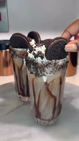 Oreo Milkshake 🥛🍪 #oreomilkshake #oreo #oreoshake #oreos #milkshake #dessert #fyp 