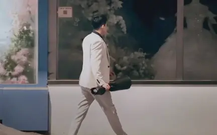 “ Anh cái váy cưới kia đẹp thật ấy. - Ừm! Nó xinh thật, sau này ngày cưới anh sẽ mua cho em chiếc váy đẹp hơn thế kia nữa, em là cô dâu xinh nhất. - Anh hứa nhé!  - Ừm! Anh hứa mà.” Cơm áo gạo tiền đã đẩy anh vào dòng xoáy xã hội này. Anh muốn cuộc sống anh và em sau này được tốt hơn. Anh lao mình vào công việc kiếm tiền quên đi tháng ngày và quên mất cảm xúc của người con gái bên cạnh mình.  Xin lỗi em! Vì ở những năm tháng ấy, lúc em cần một bờ vai bên cạnh để an ủi lúc buồn tủi, anh lại để em trải qua nỗi buồn một mình.  Xin lỗi em! Những lúc anh vô tâm, thiếu suy nghĩ, đã làm cho em khóc. Anh lại bận công việc đến nổi chẳng thèm quan tâm đến cảm giác của em. Mà đáng ra anh phải là cái bờ vai cho em dựa vào, dù cho em có khóc ướt đẫm cả bờ vai anh. Và anh phải là người lau nước mắt cho em chứ không phải để em tự lau nước mắt như vậy. Xin lỗi em! Vì sự ích kỉ ngu ngốc của mình nên anh đã im lặng lúc mình cãi nhau. Ngay cả lời nhận lỗi về mình lúc đó anh cũng không làm được, anh biết em đã chịu tổn thương nhiều.  Xin lỗi em!  Ngày em rời đi, vì cái tôi của mình mà anh đã không níu giữ em lại. Cách anh chọn là im lặng.  Hiện tại, em đã không còn bên anh nữa. Em đã có một ai khác, một người an toàn hơn, vững chắc hơn để đi cùng em trên đoạn đường phía trước.  Nụ cười em vui, anh biết em đang hạnh phúc.  Tất cả đã qua và giờ còn lại cũng chỉ là kỉ niệm. Có thể một lúc nào đó, anh sẽ mỉm cười khi nghĩ về chúng ta như một cách xoa dịu tâm hồn, bởi bên đời anh có người từng thương anh nhiều đến như vậy. Tạm biệt em, bình yên đã từng.  Trích : Có Một Nỗi Buồn Vừa Ngang Qua Đây  #Gã #goccuaga #tamtrang #sach #book #stt #caption #xuhuong2023 