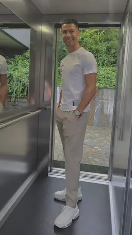 outfit random ronaldo di luar lapangan😍🤙🏻#cr #outfit #cristianoronaldo #tiktok #xyzbca#outfitoftheday 