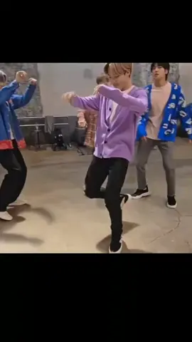 lucu banget sih member BTS joget nya itulohhh liatnya udh gak tahan BTS junga joget nya Ampe bengek wkwkwk trend #btsofficialbighit #armybts #bts #zxycba #fypppppppppppppppp #fyptiktok 