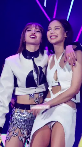love these two  #JENNIE #coachella #pinkchella #JENCHELLA #jenchella2023 #pinkchella2023 #jenniecoachella #coachellajennie #fyp  #coachella2023 #blackpink #제니 #블랙핑크 #fancam #jenniefancam #lalisa #lisa #리사 #jenlisa @bp_tiktok 