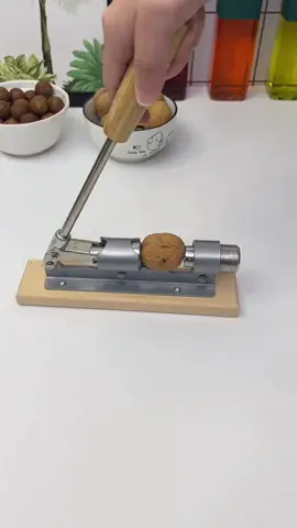 Easy to open nuts now😏#goodstuff #goodthings #coolgadgets #homehacks #householditems #useful #LearnOnTikTok #tiktokmademebuyit #fyp #foryou 