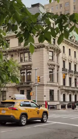 across park avenue, just a few blocks from the met, and into central park—this is what living on the upper east side of manhattan feels like… 🌞🌇✨ shot on iphone 14 pro max 4k at 30fps new york city #ethanbarberco #ues #newyorkcitylife