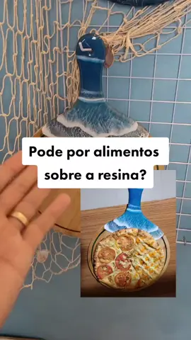 Além de ter contato seguro com alimentos, a resina epoxi é mais higiênica por ser impermeável. Logo não junto fungos, que é o que acontece com  madeira.  Escolha sempre resinas que possuem laudos que assegurem o contato com alimentos. Assim você passa mais segurança e tranquilidade para seu cliente. 