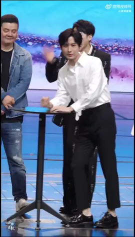 Sao mà anh hay ra dẻ quá 🤣 nhìn ổng hừng hực tưởng ổng thắng k đó 😂#ThànhNghị #chengyi 