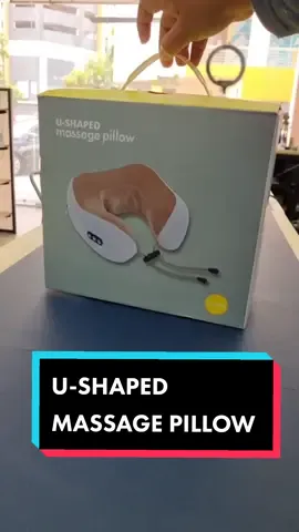 Sakit leher? U-Shaped Massage Pillow Sangat Membantu Korang Untuk Relax Tak Kira Masa Sama Ada Dirumah Atau Didalam Kereta #massagepillow #massagepillowelectric #massage #neck #neckpain #neckpainrelief #relax #relaxing 
