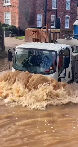 Brave…😅 #Fyp #Ruffordford #Notts #Isuzu #Isuzutruck #flooded #FLOOD #Rivercrossing #deepwater #waves #fy #entertainment #satisfyingvideo #splash #crazy #fun #wow (Youtube: BENGREGERS)