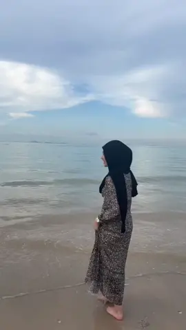 main ke pantai teruss😅 #cewekcantik #xzybca #jjalyssa #fyp #fypシ 